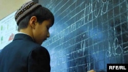 Ученик у доски выполняет задание на уроке математики в туркмено-российской двуязычной школе в Ашхабаде.