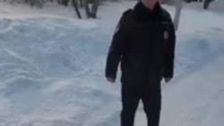 Задержанного у памятника жертвам политрепрессий в Новосибирске бьет ОМОНовец.mp4