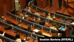 Deputetët gjatë seancës së mbrëmjes së 26 korrikut.