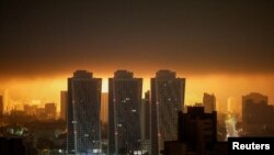 Explozia unei drone luminează cerul deasupra Kievului în timpul atacului aerian masiv al Rusiei asupra Ucrainei, în noaptea de 25 mai