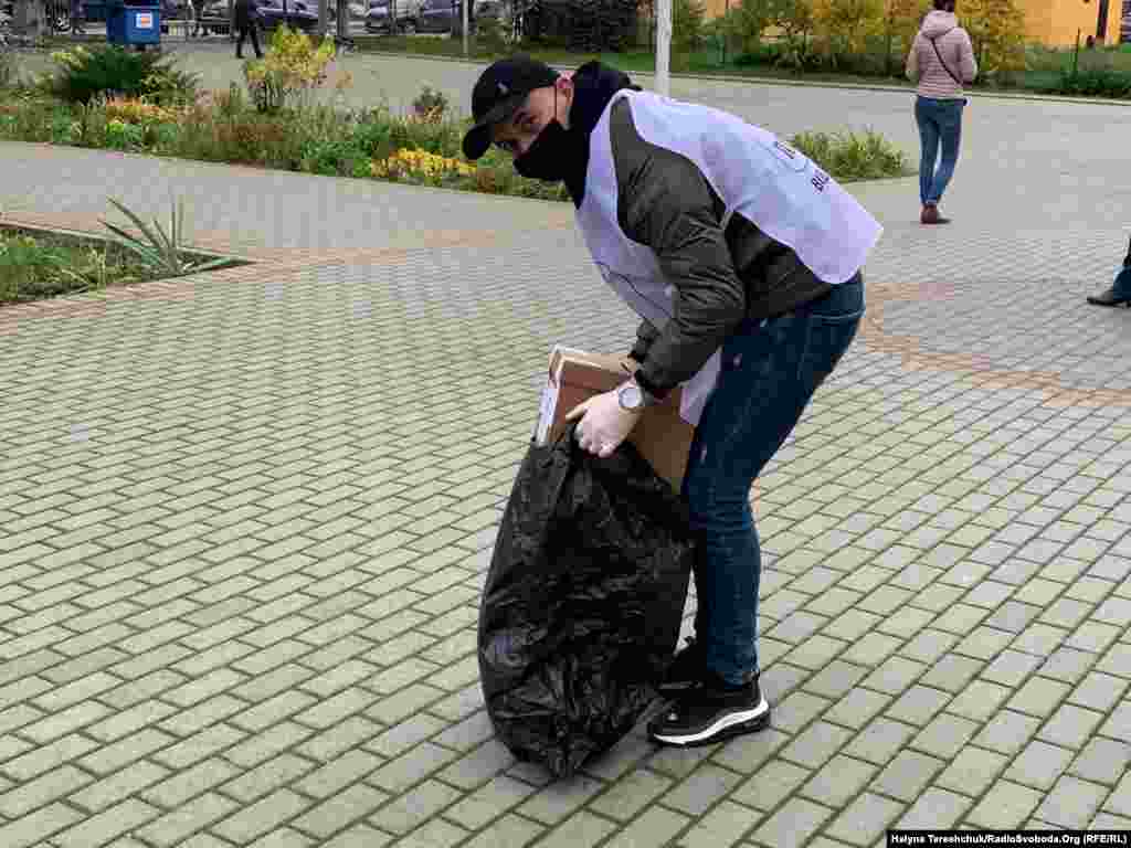 Інтерв'юер, який проводить опитування&nbsp;від президента Володимира Зеленського, поблизу виборчої дільниці у Львові