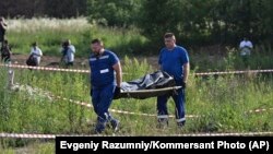 რუსეთის ტრანსპორტის მინისტრის, რომან სტაროვოიტის ცხედარი გააქვთ შემთხვევის ადგილიდან.