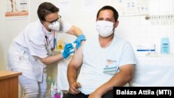 Numărul scăzut al persoanelor imunizate este doar unul dintre factorii care ar putea duce la creșterea numărului de cazuri severe din secțiile de terapie intensivă.