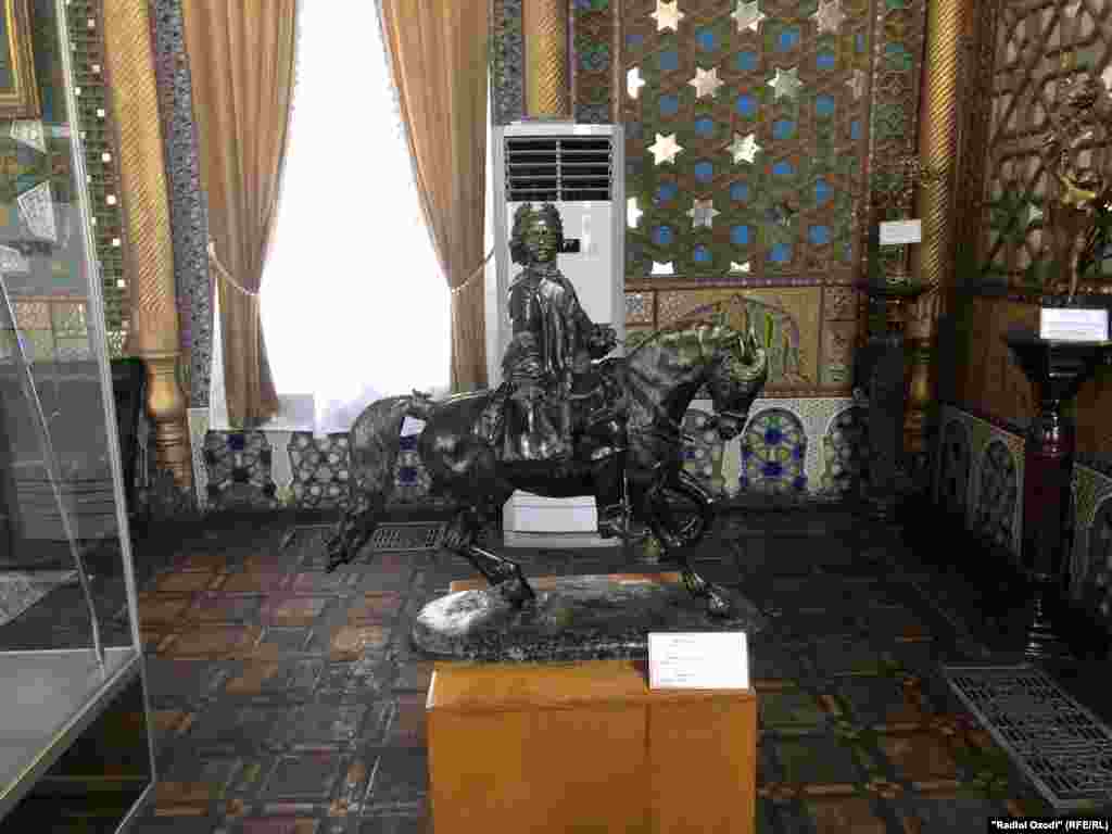 Муҷассамаи Петри Бузург дар дохили Ситораи Моҳихосса, Бухоро