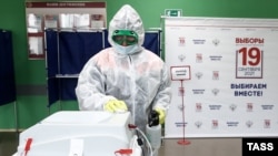 Votul a fost prelungit, de la o zi la trei zile, după invocarea pandemiei de Covid și a nevoii de evitare a aglomerației. S-a putut vota și prin corespondență și în avans și online (așa cum a făcut și președintele Putin, aflat în izolare). Comentatorii spun că mobilizarea la vot a fost vitală pentru victoria fără emoții a Rusiei Unite.