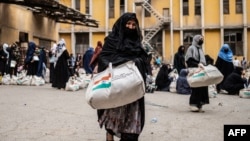 په کابل کې ښځې د هند د مرستو د وېش له مرکزه روانې دي - د مې ۱۸مې انځور 