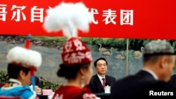 Шинжаң-уйгур автном районунун партиялык  жетекчиси Чэнь Цюаньго (ортодо) Компартия курултайында. Бээжин, 19-октябрь, 2017-жыл. 