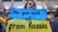 Участница антивоенного протеста возле посольства Германии в Брюсселе. Бельгия, 11 марта 2022 года