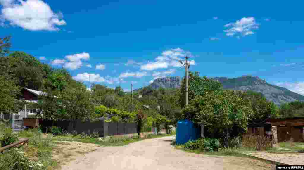 Утопающая в зелени приусадебных садов улица Симферопольское шоссе в Верхней Кутузовке через лес ведет к трассе Симферополь-Ялта