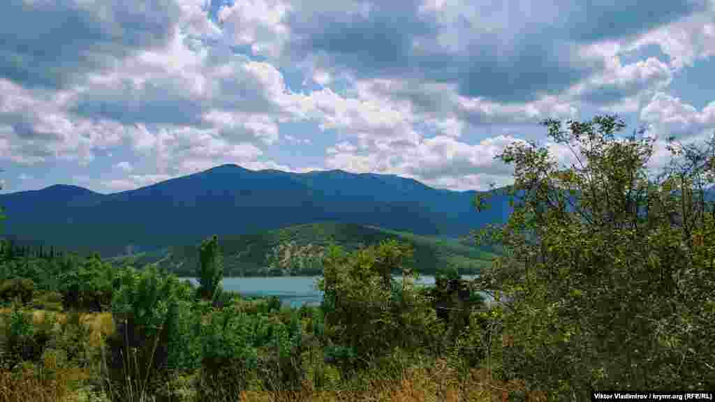 Ізобільненське водосховище. Вважається найглибшим водосховищем Криму. Максимальна глибина 70 м. Довжина водосховища &ndash; 4 км. Довжина берегової лінії &ndash; 5,5 км