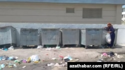 Zir-zibil çeleklerinden derege ýarjak zat gözleýän zenan. (Arhiw suraty)