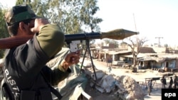 یو امنيتي سرتېرې په خيبر ضلع کې په يوه پوسته کې ناست دی. د ۲۰۰۸ز کال د ډېسېمبر درېیمې انځور