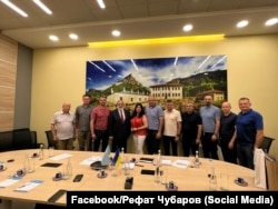 Ayder Seytosmanov (sağdan dörtünci) Kıyivdeki Qırımtatar Milliy Meclisinde