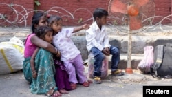 یک خانواده مهاجر در ایستگاه راه‌آهن در جامو در انتظار قطار برای تخلیه منطقه