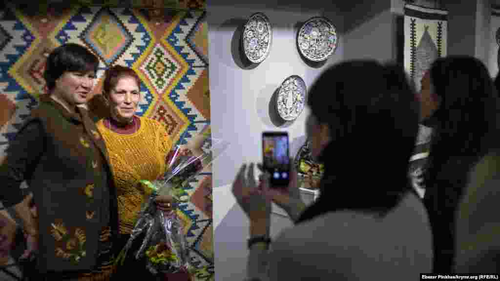 Відвідувачі виставки фотографуються з майстринею на пам'ять