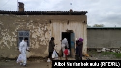 «Жаштар демилге борбору» коомдук бирикмесинин ыктыярчылары жакыр үй-бүлөлөргө жардам берип жатат. Жаңы-Арык айылы. 15-апрель, 2020-жыл. 