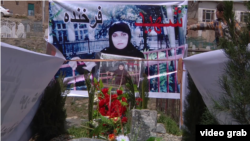 هشت سال پیش فرخندۀ ۲۷ ساله به اتهام آتش زدن قرآن کریم در نتیجه لت و کوب مردان خشمگین در زیارت" شاه دو شمشیره" کابل جان باخت و پس از آن جسدش آتش زده شد.
