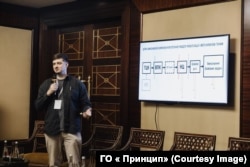 Керівник аналітичного відділу Центру ініціатив ПЖ Антон Муравейник презентує дослідження про поточну модель мобілізації в Україні