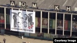 Плакат на фасаде Дома книги. Фотография из твиттера Алексея Венедиктова