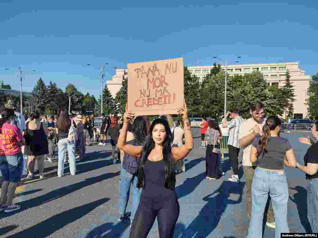 Djevojka drži transparent s porukom "Nećete mi vjerovati dok ne umrem" na protestu u Bukureštu.Demonstranti zahtijevaju bolju zaštitu žena i djevojčica, priznavanje femicida kao pravno zasebnog krivičnog djela i obaveznu obuku za policiju, sudije i druge o pitanju nasilja zasnovanog na spolu.