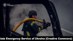 Робота рятувальників на місці одного з попередніх російських ударів у Сумах