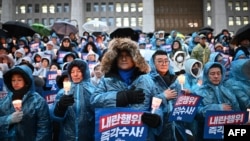 Protestatari sud-coreeni la un miting pentru demiterea președintelui, care a introdus pentru scurt timp legea marțială. Seul, 5 decembrie 2024. 