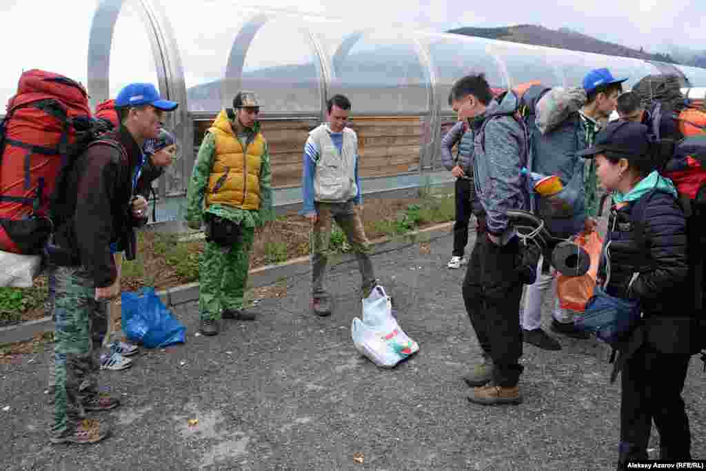 Экспедиция мүшелері "Ақбұлақ" курортының төменгі жағында жиналды. Олардың басым бөлігі студенттер болды. Арасында оқытушылар мен еріктілер де бар болды. "Бекен ата" қорының жетекшісі Бекбол Нұрмұханбетов пен "Есік" тарихи-мәдени қорық-музей директорының орынбасары Ермек Жасыбаев экспедиция жетекшілері болды.