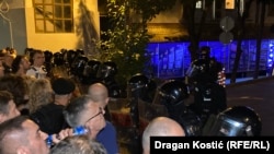 Kordon Žandarmerije zaustavlja građane na protestu na Novom Beogradu, 13.8.2025.
