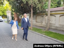 Ministrul Adrian Vește și senatoarea Nicoleta Pauliuc sosesc împreună la sediul de campanie.