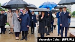 Marta Kos (stânga-față) alături de președintele parlamentului, Igor Grosu, președinta Maia Sandu și premierul Dorin Recean, la depuneri de flori de Ziua Victoriei la complexul Eternitate din Chișinău, 9 mai 2025.