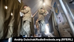 Українські солдати та офіцери голосують на виборчій дільниці під Станиця Луганська, вибори 2019 (photo: Andriy Dubchak)