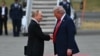 Президент США Дональд Трамп вітає президента Росії Володимира Путіна на злітній смузі після їхнього прибуття на базу Елмендорф-Річардсон в Анкориджі, Аляска, 15 серпня 2025 року