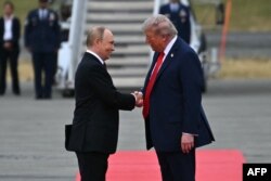 Президент США Дональд Трамп вітає президента Росії Володимира Путіна на злітній смузі після їхнього прибуття на спільну базу Елмендорф-Річардсон в Анкориджі, Аляска, 15 серпня 2025 року