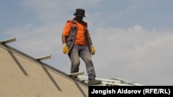 Кыргыз-тажик чек арасындагы куралдуу кагылышта жабыркаган үйлөрдүн ордуна кураштырылып жаткан тамдар.