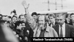 Soljenițîn întâmpinat pe aeroportul din Vladivostok, în timp ce se întoarce acasă după 20 de ani, 1994