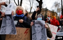 Demonstrație în noiembrie 2021 la Varșovia: Protestatarii țin fotografia Izei, o tânără care a murit după ce i-a fost interzis avortul.