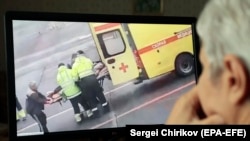 Навальныйды Омскидеги аэропорттон эс-учун жоготкон абалда ооруканага алып кетип жатышкан учур. 20-август, 2020-жыл. 