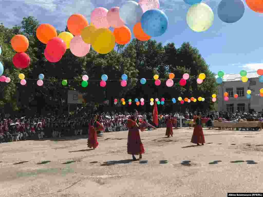 Таластагы №2 мектеп. "Акыркы коңгуроодогу" бий.