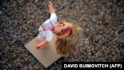 O păpușă bătută, expusă la o expoziție din Tel Aviv cu scopul de a sensibiliza opinia publică asupra gravității abuzurilor la adresa copiilor. Imagine generică.
