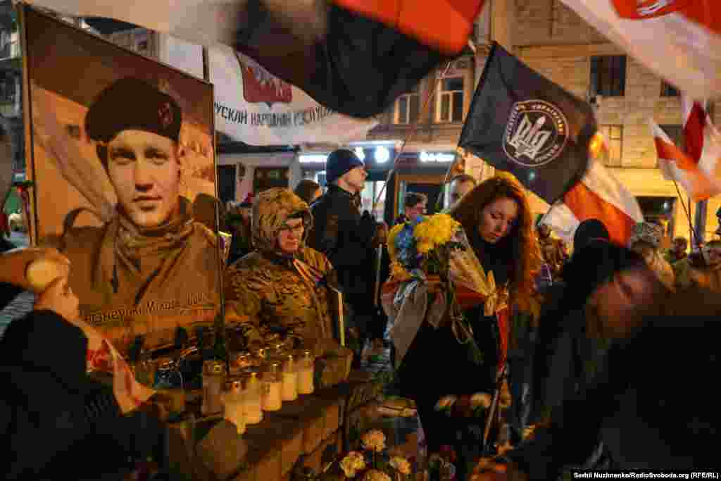 Біля меморіалу Михайла Жизневського учасники маршу пам'яті поклали квіти