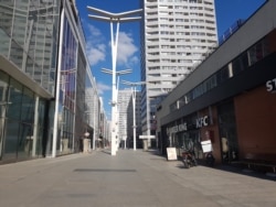 Безлюдний діловий центр Варшави у період пандемії коронавірусу