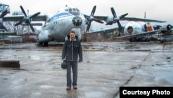 Валентин Выговский на фоне самолета