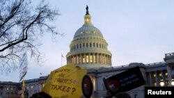 Конгресс имаратынын сыртына жаңы салык  мыйзамына нааразы болгондор чогулган учур. 30-ноябрь, 2017-жыл.