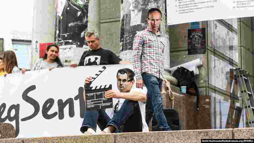 Активісти влаштували перформанс і надягли маски Путіна, Меркель, Трампа і Сенцова. &laquo;Путін&raquo; надягнув тюремну робу на &laquo;українського режисера&raquo;, забрав у нього кіношну хлопавку і посадив у в'язницю