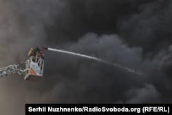 Гасіння пожежі у Києві, що виникла внаслідок російської масованої повітряної атаки. 10 червня 2025 року