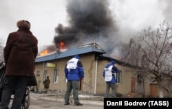 Співробітники ОБСЄ на місці обстрілу одного з житлових районів міста Маріуполя