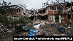 Руйнування від «приходу», ймовірно, 152-міліметрового снаряда