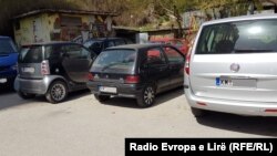 Kosovë: makina me targa KM në Mitrovicën e Veriut. 