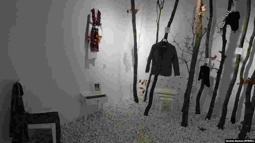 Disa rroba të varura dhe mbishkrime që dokumentojnë dhunën seksuale gjatë luftës së fundit në Kosovë, qëndrojnë në muzeun&nbsp;&ldquo;Çast&rdquo; në Prishtinë.