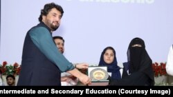 په قامي اسمبلۍ کې د کواټ استازی شهریار اپرېدی د میټرک په ازموینو کې لوړ مقام ګټونکو ته انعام ورکوي - د جولای ۲۹مې انځور.